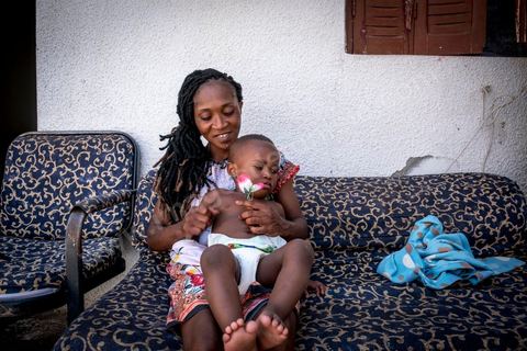 24 juin 2017 : Chez Océane, migrante Ivoirienne à Tunis dans un quartier populaire. Elle vit dans une maison avec 2 chambres qu'elle partage avec son fils Eden et cinq autres ivoiriennes. Océane est arrivée en Tunisie en 2010 comme étudiante et est depuis 5 ans en situation irrégulière, ne lui permettant plus de travailler légalement. Il y a deux ans Eden est né, ce jeune garçon plein de joie est devenu sa raison de vivre, elle souhaite trouver un endroit pour vivre normalement et élever son fils. “J’estime que pour vivre bien Tunisie, il me faudrait entre 800 et 1000 dinars. Généralement, je suis plutôt à 350. Entre les couches et la nourriture, les dépenses sont rapides.” La jeune femme travaille de façon irrégulière : elle a quelques patrons qui l’appellent, selon leur besoin, pour faire le ménage chez eux. Une journée lui rapporte entre 25 et 30 dinars.  