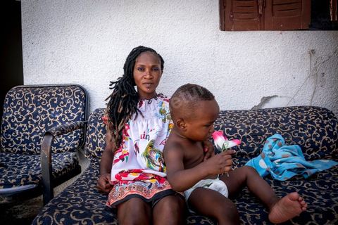 24 juin 2017 : Chez Océane, migrante Ivoirienne à Tunis dans un quartier populaire. Elle vit dans une maison avec 2 chambres qu'elle partage avec son fils Eden et cinq autres ivoiriennes. Océane est arrivée en Tunisie en 2010 comme étudiante et est depuis 5 ans en situation irrégulière, ne lui permettant plus de travailler légalement. Il y a deux ans Eden est né, ce jeune garçon plein de joie est devenu sa raison de vivre, elle souhaite trouver un endroit pour vivre normalement et élever son fils. “J’estime que pour vivre bien Tunisie, il me faudrait entre 800 et 1000 dinars. Généralement, je suis plutôt à 350. Entre les couches et la nourriture, les dépenses sont rapides.” La jeune femme travaille de façon irrégulière : elle a quelques patrons qui l’appellent, selon leur besoin, pour faire le ménage chez eux. Une journée lui rapporte entre 25 et 30 dinars.  