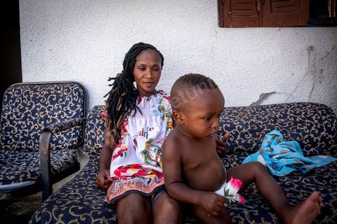24 juin 2017 : Chez Océane, migrante Ivoirienne à Tunis dans un quartier populaire. Elle vit dans une maison avec 2 chambres qu'elle partage avec son fils Eden et cinq autres ivoiriennes. Océane est arrivée en Tunisie en 2010 comme étudiante et est depuis 5 ans en situation irrégulière, ne lui permettant plus de travailler légalement. Il y a deux ans Eden est né, ce jeune garçon plein de joie est devenu sa raison de vivre, elle souhaite trouver un endroit pour vivre normalement et élever son fils. “J’estime que pour vivre bien Tunisie, il me faudrait entre 800 et 1000 dinars. Généralement, je suis plutôt à 350. Entre les couches et la nourriture, les dépenses sont rapides.” La jeune femme travaille de façon irrégulière : elle a quelques patrons qui l’appellent, selon leur besoin, pour faire le ménage chez eux. Une journée lui rapporte entre 25 et 30 dinars.  