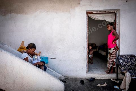 24 juin 2017 : Chez Océane, migrante Ivoirienne à Tunis dans un quartier populaire. Elle vit dans une maison avec 2 chambres qu'elle partage avec son fils Eden et cinq autres ivoiriennes. Océane est arrivée en Tunisie en 2010 comme étudiante et est depuis 5 ans en situation irrégulière, ne lui permettant plus de travailler légalement. Il y a deux ans Eden est né, ce jeune garçon plein de joie est devenu sa raison de vivre, elle souhaite trouver un endroit pour vivre normalement et élever son fils. “J’estime que pour vivre bien Tunisie, il me faudrait entre 800 et 1000 dinars. Généralement, je suis plutôt à 350. Entre les couches et la nourriture, les dépenses sont rapides.” La jeune femme travaille de façon irrégulière : elle a quelques patrons qui l’appellent, selon leur besoin, pour faire le ménage chez eux. Une journée lui rapporte entre 25 et 30 dinars.  