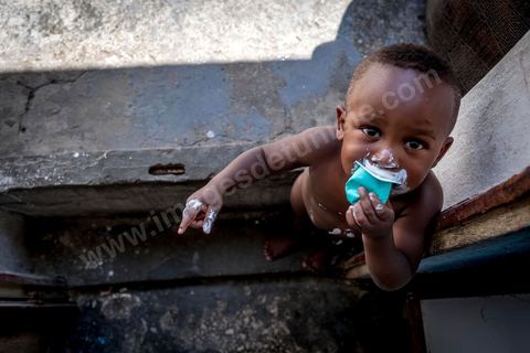 24 juin 2017 : Chez Océane, migrante Ivoirienne à Tunis dans un quartier populaire. Elle vit dans une maison avec 2 chambres qu'elle partage avec son fils Eden et cinq autres ivoiriennes. Océane est arrivée en Tunisie en 2010 comme étudiante et est depuis 5 ans en situation irrégulière, ne lui permettant plus de travailler légalement. Il y a deux ans Eden est né, ce jeune garçon plein de joie est devenu sa raison de vivre, elle souhaite trouver un endroit pour vivre normalement et élever son fils. “J’estime que pour vivre bien Tunisie, il me faudrait entre 800 et 1000 dinars. Généralement, je suis plutôt à 350. Entre les couches et la nourriture, les dépenses sont rapides.” La jeune femme travaille de façon irrégulière : elle a quelques patrons qui l’appellent, selon leur besoin, pour faire le ménage chez eux. Une journée lui rapporte entre 25 et 30 dinars.  