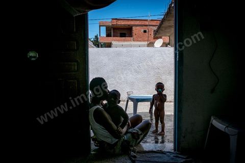 24 juin 2017 : Chez Océane, migrante Ivoirienne à Tunis dans un quartier populaire. Elle vit dans une maison avec 2 chambres qu'elle partage avec son fils Eden et cinq autres ivoiriennes. Océane est arrivée en Tunisie en 2010 comme étudiante et est depuis 5 ans en situation irrégulière, ne lui permettant plus de travailler légalement. Il y a deux ans Eden est né, ce jeune garçon plein de joie est devenu sa raison de vivre, elle souhaite trouver un endroit pour vivre normalement et élever son fils. “J’estime que pour vivre bien Tunisie, il me faudrait entre 800 et 1000 dinars. Généralement, je suis plutôt à 350. Entre les couches et la nourriture, les dépenses sont rapides.” La jeune femme travaille de façon irrégulière : elle a quelques patrons qui l’appellent, selon leur besoin, pour faire le ménage chez eux. Une journée lui rapporte entre 25 et 30 dinars.  