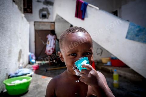 24 juin 2017 : Chez Océane, migrante Ivoirienne à Tunis dans un quartier populaire. Elle vit dans une maison avec 2 chambres qu'elle partage avec son fils Eden et cinq autres ivoiriennes. Océane est arrivée en Tunisie en 2010 comme étudiante et est depuis 5 ans en situation irrégulière, ne lui permettant plus de travailler légalement. Il y a deux ans Eden est né, ce jeune garçon plein de joie est devenu sa raison de vivre, elle souhaite trouver un endroit pour vivre normalement et élever son fils. “J’estime que pour vivre bien Tunisie, il me faudrait entre 800 et 1000 dinars. Généralement, je suis plutôt à 350. Entre les couches et la nourriture, les dépenses sont rapides.” La jeune femme travaille de façon irrégulière : elle a quelques patrons qui l’appellent, selon leur besoin, pour faire le ménage chez eux. Une journée lui rapporte entre 25 et 30 dinars.  