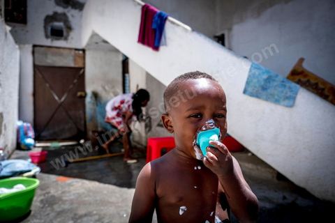 24 juin 2017 : Chez Océane, migrante Ivoirienne à Tunis dans un quartier populaire. Elle vit dans une maison avec 2 chambres qu'elle partage avec son fils Eden et cinq autres ivoiriennes. Océane est arrivée en Tunisie en 2010 comme étudiante et est depuis 5 ans en situation irrégulière, ne lui permettant plus de travailler légalement. Il y a deux ans Eden est né, ce jeune garçon plein de joie est devenu sa raison de vivre, elle souhaite trouver un endroit pour vivre normalement et élever son fils. “J’estime que pour vivre bien Tunisie, il me faudrait entre 800 et 1000 dinars. Généralement, je suis plutôt à 350. Entre les couches et la nourriture, les dépenses sont rapides.” La jeune femme travaille de façon irrégulière : elle a quelques patrons qui l’appellent, selon leur besoin, pour faire le ménage chez eux. Une journée lui rapporte entre 25 et 30 dinars.  