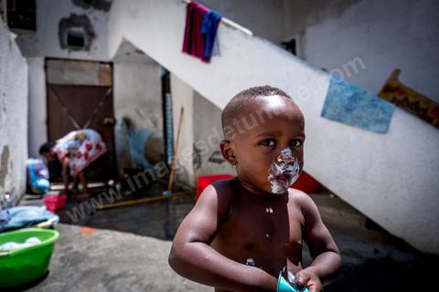 24 juin 2017 : Chez Océane, migrante Ivoirienne à Tunis dans un quartier populaire. Elle vit dans une maison avec 2 chambres qu'elle partage avec son fils Eden et cinq autres ivoiriennes. Océane est arrivée en Tunisie en 2010 comme étudiante et est depuis 5 ans en situation irrégulière, ne lui permettant plus de travailler légalement. Il y a deux ans Eden est né, ce jeune garçon plein de joie est devenu sa raison de vivre, elle souhaite trouver un endroit pour vivre normalement et élever son fils. “J’estime que pour vivre bien Tunisie, il me faudrait entre 800 et 1000 dinars. Généralement, je suis plutôt à 350. Entre les couches et la nourriture, les dépenses sont rapides.” La jeune femme travaille de façon irrégulière : elle a quelques patrons qui l’appellent, selon leur besoin, pour faire le ménage chez eux. Une journée lui rapporte entre 25 et 30 dinars.  
