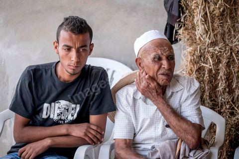 16 octobre 2017 : Chez Ahmed Hattay, jeune homme de 21 ans, mort lors de la collision de leur bateau avec un navire militaire tunisien lors de la traversée clandestine vers l'Italie. La famille et les voisins se réunissent quotidiennement pour partager le deuil, "ici nous sommes pauvres, nous n'avons pas de travail" nous répète le père Magtouf Hattay. Dans la nuit du 8 au 9 octobre 2017 un bateau de pêcheur avec plus de 90 migrants clandestins tunisiens à bord a été percuté "accidentellement" (selon source officielle) provocant la mort et disparition d'une cinquantaine de jeunes tunisiens les autres ayant été rescapé apr ce meme navire tunisien. 