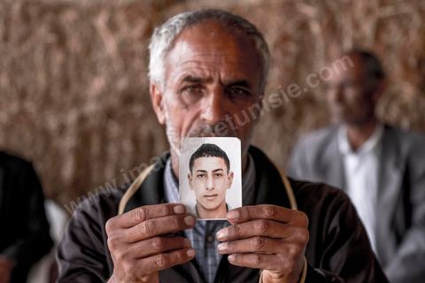 16 octobre 2017 : Chez Ahmed Hattay, jeune homme de 21 ans, mort lors de la collision de leur bateau avec un navire militaire tunisien lors de la traversée clandestine vers l'Italie. La famille et les voisins se réunissent quotidiennement pour partager le deuil, "ici nous sommes pauvres, nous n'avons pas de travail" nous répète le père Magtouf Hattay. Dans la nuit du 8 au 9 octobre 2017 un bateau de pêcheur avec plus de 90 migrants clandestins tunisiens à bord a été percuté "accidentellement" (selon source officielle) provocant la mort et disparition d'une cinquantaine de jeunes tunisiens les autres ayant été rescapé apr ce meme navire tunisien. 