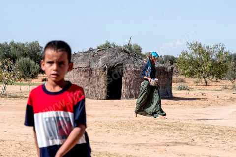 16 octobre 2017 : à Ltaifa, à 15 km de Bir Ali, Nasr Nasr, 30 ans, nous reçoit chez ses parents pour nous relater les circonstances du drame vécu en mer, il est le dernier rescapé après avoir passé 1h30 dans la mer, sauvé par son gilet de sauvetage, l'un des rares à en avoir un. Dans la nuit du 8 au 9 octobre 2017 un bateau de pêcheur avec plus de 90 migrants clandestins tunisiens à bord a été percuté "accidentellement" (selon source officielle) provocant la mort et disparition d'une cinquantaine de jeunes tunisiens les autres ayant été rescapé apr ce meme navire tunisien. 
