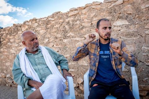 16 octobre 2017 : à Ltaifa, à 15 km de Bir Ali, Nasr Nasr, 30 ans, nous reçoit chez ses parents pour nous relater les circonstances du drame vécu en mer, il est le dernier rescapé après avoir passé 1h30 dans la mer, sauvé par son gilet de sauvetage, l'un des rares à en avoir un. Dans la nuit du 8 au 9 octobre 2017 un bateau de pêcheur avec plus de 90 migrants clandestins tunisiens à bord a été percuté "accidentellement" (selon source officielle) provocant la mort et disparition d'une cinquantaine de jeunes tunisiens les autres ayant été rescapé apr ce meme navire tunisien. 