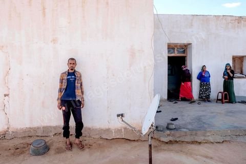 16 octobre 2017 : à Ltaifa, à 15 km de Bir Ali, Nasr Nasr, 30 ans, nous reçoit chez ses parents pour nous relater les circonstances du drame vécu en mer, il est le dernier rescapé après avoir passé 1h30 dans la mer, sauvé par son gilet de sauvetage, l'un des rares à en avoir un. Dans la nuit du 8 au 9 octobre 2017 un bateau de pêcheur avec plus de 90 migrants clandestins tunisiens à bord a été percuté "accidentellement" (selon source officielle) provocant la mort et disparition d'une cinquantaine de jeunes tunisiens les autres ayant été rescapé apr ce meme navire tunisien. 