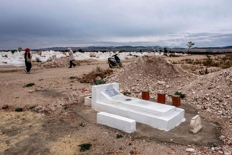 10 novembre 2017 : dans le cimetière de Oueslatia, la tombe Anis Amri est à l'écart des autres tombes du cimetière. Anis Amri, originaire de Oueslatia est l'auteur de l’attentat du 19 décembre 2016 à Berlin, attaque terroriste islamiste au camion-bélier qui s'est déroulée au marché de Noël de la Breitscheidplatz, à Berlin-Charlottenbourg en Allemagne, le 19 décembre 2016 faisant douze victimes et plus de cinquante blessés.L'attentat est revendiqué le lendemain par l'organisation État islamique. Anis Amri, tunisien de 24 ans et meurtrier présumé, est tué à Milan dans la nuit du 22 au 23 décembre après une « cavale » de quatre jours à travers l'Europe.