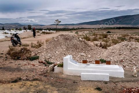 10 novembre 2017 : dans le cimetière de Oueslatia, la tombe Anis Amri est à l'écart des autres tombes du cimetière. Anis Amri, originaire de Oueslatia est l'auteur de l’attentat du 19 décembre 2016 à Berlin, attaque terroriste islamiste au camion-bélier qui s'est déroulée au marché de Noël de la Breitscheidplatz, à Berlin-Charlottenbourg en Allemagne, le 19 décembre 2016 faisant douze victimes et plus de cinquante blessés.L'attentat est revendiqué le lendemain par l'organisation État islamique. Anis Amri, tunisien de 24 ans et meurtrier présumé, est tué à Milan dans la nuit du 22 au 23 décembre après une « cavale » de quatre jours à travers l'Europe.