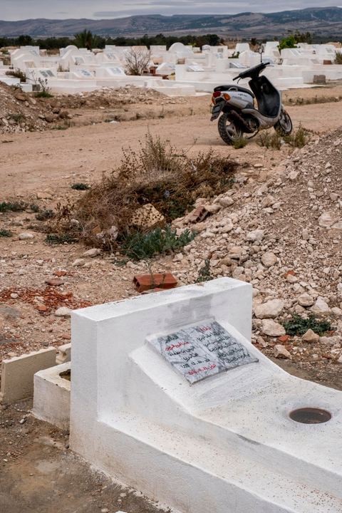 10 novembre 2017 : dans le cimetière de Oueslatia, la tombe Anis Amri est à l'écart des autres tombes du cimetière. Anis Amri, originaire de Oueslatia est l'auteur de l’attentat du 19 décembre 2016 à Berlin, attaque terroriste islamiste au camion-bélier qui s'est déroulée au marché de Noël de la Breitscheidplatz, à Berlin-Charlottenbourg en Allemagne, le 19 décembre 2016 faisant douze victimes et plus de cinquante blessés.L'attentat est revendiqué le lendemain par l'organisation État islamique. Anis Amri, tunisien de 24 ans et meurtrier présumé, est tué à Milan dans la nuit du 22 au 23 décembre après une « cavale » de quatre jours à travers l'Europe.
