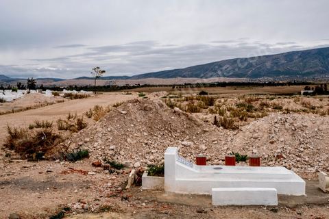 10 novembre 2017 : dans le cimetière de Oueslatia, la tombe Anis Amri est à l'écart des autres tombes du cimetière. Anis Amri, originaire de Oueslatia est l'auteur de l’attentat du 19 décembre 2016 à Berlin, attaque terroriste islamiste au camion-bélier qui s'est déroulée au marché de Noël de la Breitscheidplatz, à Berlin-Charlottenbourg en Allemagne, le 19 décembre 2016 faisant douze victimes et plus de cinquante blessés.L'attentat est revendiqué le lendemain par l'organisation État islamique. Anis Amri, tunisien de 24 ans et meurtrier présumé, est tué à Milan dans la nuit du 22 au 23 décembre après une « cavale » de quatre jours à travers l'Europe.