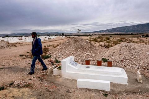 10 novembre 2017 : dans le cimetière de Oueslatia, la tombe Anis Amri est à l'écart des autres tombes du cimetière. Anis Amri, originaire de Oueslatia est l'auteur de l’attentat du 19 décembre 2016 à Berlin, attaque terroriste islamiste au camion-bélier qui s'est déroulée au marché de Noël de la Breitscheidplatz, à Berlin-Charlottenbourg en Allemagne, le 19 décembre 2016 faisant douze victimes et plus de cinquante blessés.L'attentat est revendiqué le lendemain par l'organisation État islamique. Anis Amri, tunisien de 24 ans et meurtrier présumé, est tué à Milan dans la nuit du 22 au 23 décembre après une « cavale » de quatre jours à travers l'Europe.