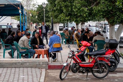 10 novembre 2017 : terrasse de café au centre ville de Oueslatia