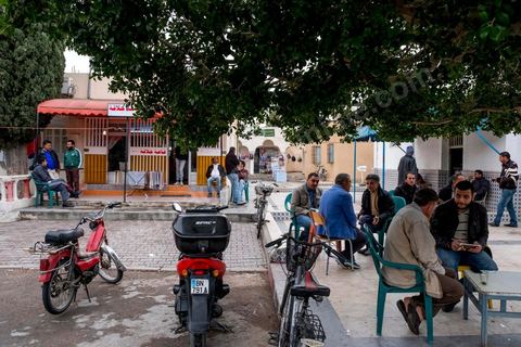 10 novembre 2017 : terrasse de café au centre ville de Oueslatia