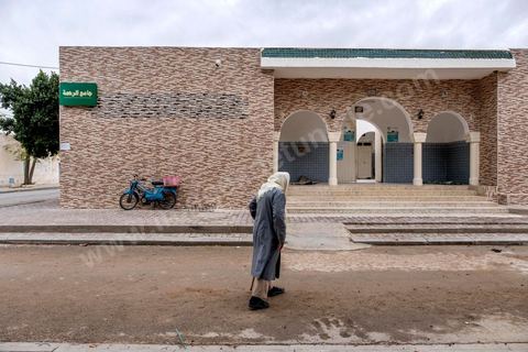 10 novembre 2017 : en ce jour de vendredi la mosquée est le lieu de rendez vous des gens de Oueslatia. La mosquée de Arrahama (la clémence) fut entre 2012 et 2013 un lieu de prédications et de recrutements par les salafistes de jeunes partis en Libye et Syrie. 