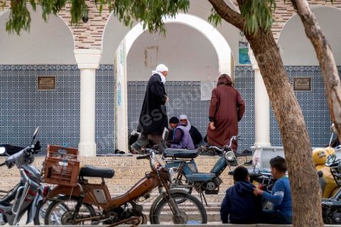 10 novembre 2017 : en ce jour de vendredi la mosquée est le lieu de rendez vous des gens de Oueslatia. La mosquée de Arrahama (la clémence) fut entre 2012 et 2013 un lieu de prédications et de recrutements par les salafistes de jeunes partis en Libye et Syrie. 