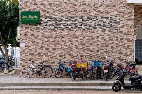 10 novembre 2017 : en ce jour de vendredi la mosquée est le lieu de rendez vous des gens de Oueslatia. La mosquée de Arrahama (la clémence) fut entre 2012 et 2013 un lieu de prédications et de recrutements par les salafistes de jeunes partis en Libye et Syrie. 