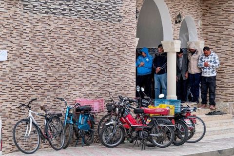 10 novembre 2017 : en ce jour de vendredi la mosquée est le lieu de rendez vous des gens de Oueslatia. La mosquée de Arrahama (la clémence) fut entre 2012 et 2013 un lieu de prédications et de recrutements par les salafistes de jeunes partis en Libye et Syrie. 