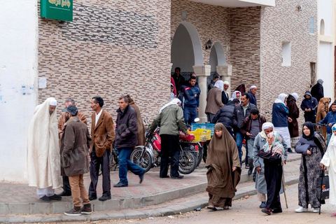 10 novembre 2017 : en ce jour de vendredi la mosquée est le lieu de rendez vous des gens de Oueslatia. La mosquée de Arrahama (la clémence) fut entre 2012 et 2013 un lieu de prédications et de recrutements par les salafistes de jeunes partis en Libye et Syrie. 