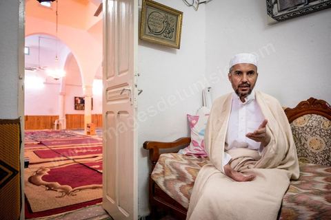 10 novembre 2017 : l'Imam de la mosquée de Arrahma (la clémence) Chokri Khammari, nous reçoit pour nous confirmer qu'aujourd'hui sa mosquée est sous le controle du gouvernement. Suite à l'attentat de Anis Amri à Berlin il a consacré 6 prêches pour rappeler aux fidèles que tous crimes sont punis dans l'islam. 