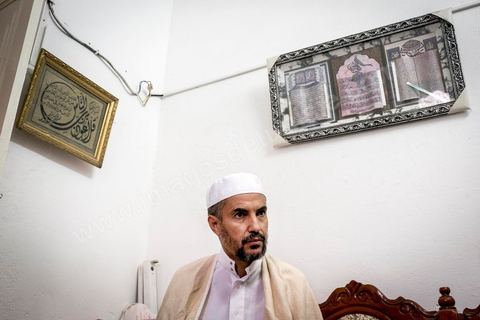 10 novembre 2017 : l'Imam de la mosquée de Arrahma (la clémence) Chokri Khammari, nous reçoit pour nous confirmer qu'aujourd'hui sa mosquée est sous le controle du gouvernement. Suite à l'attentat de Anis Amri à Berlin il a consacré 6 prêches pour rappeler aux fidèles que tous crimes sont punis dans l'islam. 