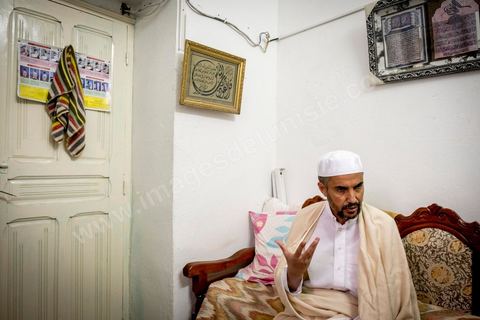 10 novembre 2017 : l'Imam de la mosquée de Arrahma (la clémence) Chokri Khammari, nous reçoit pour nous confirmer qu'aujourd'hui sa mosquée est sous le controle du gouvernement. Suite à l'attentat de Anis Amri à Berlin il a consacré 6 prêches pour rappeler aux fidèles que tous crimes sont punis dans l'islam. 