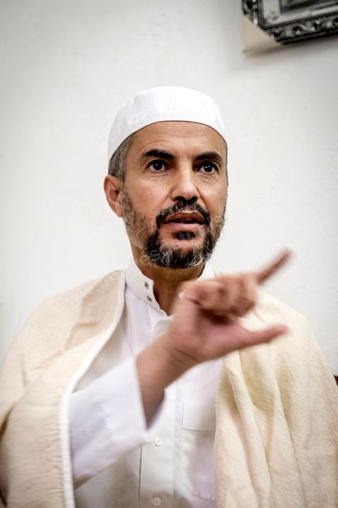10 novembre 2017 : l'Imam de la mosquée de Arrahma (la clémence) Chokri Khammari, nous reçoit pour nous confirmer qu'aujourd'hui sa mosquée est sous le controle du gouvernement. Suite à l'attentat de Anis Amri à Berlin il a consacré 6 prêches pour rappeler aux fidèles que tous crimes sont punis dans l'islam. 