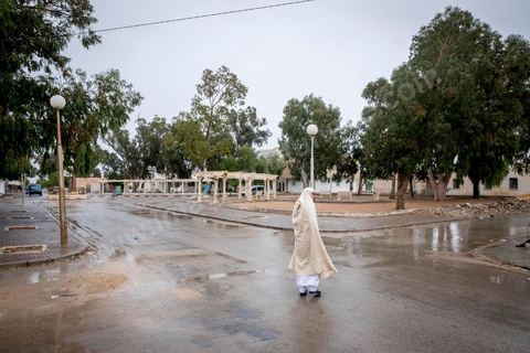 10 novembre 2017 : Chokri Khammari, iman de la mosquée de Arrahma (la Clémence) mais aussi directeur d'école se rend chez lui après son prêche du vendredi. 