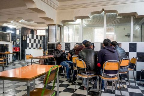 10 novembre 2017 : au  café Beladia au centre ville de Oueslatia, Badii comme de nombreux jeunes sans emploi passent le plus clair de leur temps. Le café restant avec les mosquées le seul lieu de rencontres après la disparition depuis plus de 20 ans des lieux culturels comme la maison de la culture, le ciné club ou les espaces sportifs. 