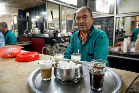 10 novembre 2017 : au  café Beladia au centre ville de Oueslatia, Badii comme de nombreux jeunes sans emploi passent le plus clair de leur temps. Le café restant avec les mosquées le seul lieu de rencontres après la disparition depuis plus de 20 ans des lieux culturels comme la maison de la culture, le ciné club ou les espaces sportifs. 