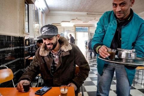 10 novembre 2017 : au  café Beladia au centre ville de Oueslatia, Badii comme de nombreux jeunes sans emploi passent le plus clair de leur temps. Le café restant avec les mosquées le seul lieu de rencontres après la disparition depuis plus de 20 ans des lieux culturels comme la maison de la culture, le ciné club ou les espaces sportifs. 