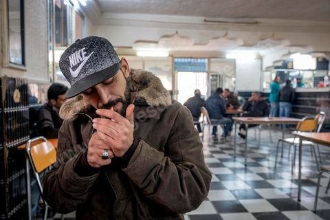 10 novembre 2017 : au  café Beladia au centre ville de Oueslatia, Badii comme de nombreux jeunes sans emploi passent le plus clair de leur temps. Le café restant avec les mosquées le seul lieu de rencontres après la disparition depuis plus de 20 ans des lieux culturels comme la maison de la culture, le ciné club ou les espaces sportifs. 