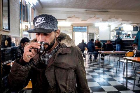 10 novembre 2017 : au  café Beladia au centre ville de Oueslatia, Badii comme de nombreux jeunes sans emploi passent le plus clair de leur temps. Le café restant avec les mosquées le seul lieu de rencontres après la disparition depuis plus de 20 ans des lieux culturels comme la maison de la culture, le ciné club ou les espaces sportifs. 