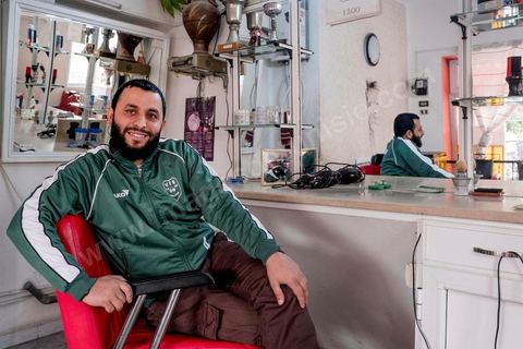 10 novembre 2017 : Walid Bouraoui, ancien salafiste, s'est aujourd'hui rangé et tient un salon de coiffure au centre ville de Oueslatia. 