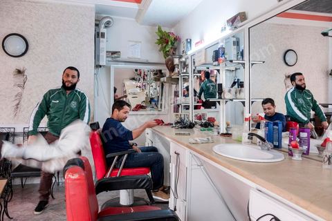 10 novembre 2017 : Walid Bouraoui, ancien salafiste, s'est aujourd'hui rangé et tient un salon de coiffure au centre ville de Oueslatia. 