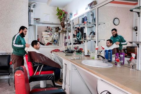 10 novembre 2017 : Walid Bouraoui, ancien salafiste, s'est aujourd'hui rangé et tient un salon de coiffure au centre ville de Oueslatia. 