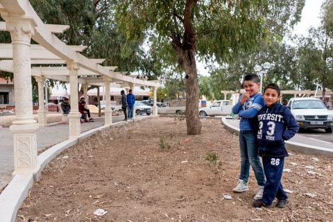 10 novembre 2017 : avec les cafés et les mosquée la rue ou la grande place de Oueslatia restent le seul lieu de recontres et d'occupation des jeunes après la disparition depuis plus de 20 ans des lieux culturels comme la maison de la culture, le ciné club ou les espaces sportifs. 