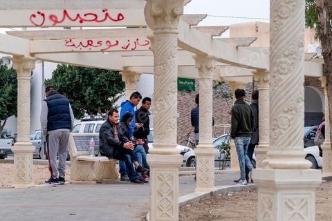 10 novembre 2017 : avec les cafés et les mosquée la rue ou la grande place de Oueslatia restent le seul lieu de recontres et d'occupation des jeunes après la disparition depuis plus de 20 ans des lieux culturels comme la maison de la culture, le ciné club ou les espaces sportifs. 