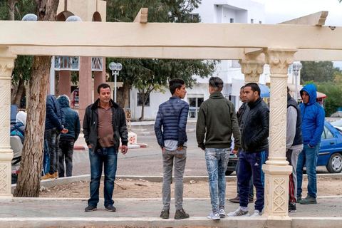 10 novembre 2017 : avec les cafés et les mosquée la rue ou la grande place de Oueslatia restent le seul lieu de recontres et d'occupation des jeunes après la disparition depuis plus de 20 ans des lieux culturels comme la maison de la culture, le ciné club ou les espaces sportifs. 