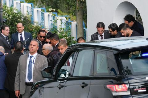 20 novembre 2017 : devant la maison de Azzedine Alaïa dans le village de Sidi Bou Saïd, banlieue de Tunis, les personnalités viennent présenter leurs condoléances à al famille du défunt. Venue du Président tunisie Béji Caïd Essebsi, de Naomi Campbell, Farida Khelfa et Afef Jnifen. 