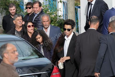 20 novembre 2017 : devant la maison de Azzedine Alaïa dans le village de Sidi Bou Saïd, banlieue de Tunis, les personnalités viennent présenter leurs condoléances à al famille du défunt. Venue du Président tunisie Béji Caïd Essebsi, de Naomi Campbell, Farida Khelfa et Afef Jnifen. 