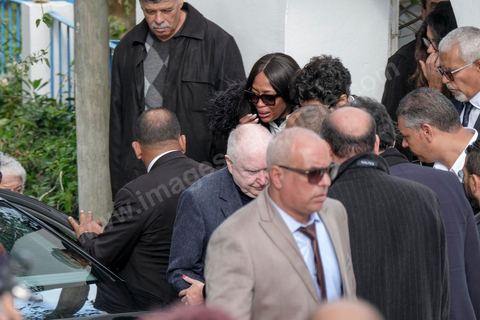 20 novembre 2017 : devant la maison de Azzedine Alaïa dans le village de Sidi Bou Saïd, banlieue de Tunis, les personnalités viennent présenter leurs condoléances à al famille du défunt. Venue du Président tunisie Béji Caïd Essebsi, de Naomi Campbell, Farida Khelfa et Afef Jnifen. 