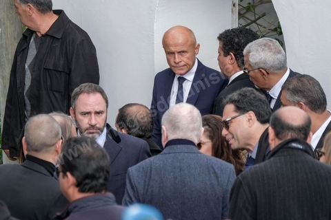 20 novembre 2017 : devant la maison de Azzedine Alaïa dans le village de Sidi Bou Saïd, banlieue de Tunis, les personnalités viennent présenter leurs condoléances à al famille du défunt. Venue du Président tunisie Béji Caïd Essebsi, de Naomi Campbell, Farida Khelfa et Afef Jnifen. 