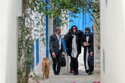 20 novembre 2017 : Arrivée au cimetière à travers les rues du village de Sidi Bou Saïd, banlieue de Tunis, de Naomi Campbell et Farida Khelfa pour l'enterrement de Azzdine Alaïa
