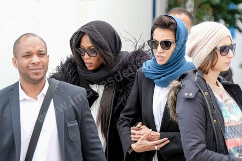 20 novembre 2017 : Arrivée au cimetière à travers les rues du village de Sidi Bou Saïd, banlieue de Tunis, de Naomi Campbell et Farida Khelfa pour l'enterrement de Azzdine Alaïa