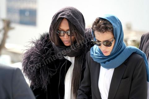 20 novembre 2017 : Arrivée au cimetière à travers les rues du village de Sidi Bou Saïd, banlieue de Tunis, de Naomi Campbell et Farida Khelfa pour l'enterrement de Azzdine Alaïa