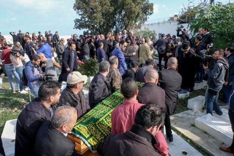 20 novembre 2017 : Arrivée au cimetière du cercueil de Azzedine Alaïa dasn le village de Sidi Bou Saïd, banlieue de Tunis